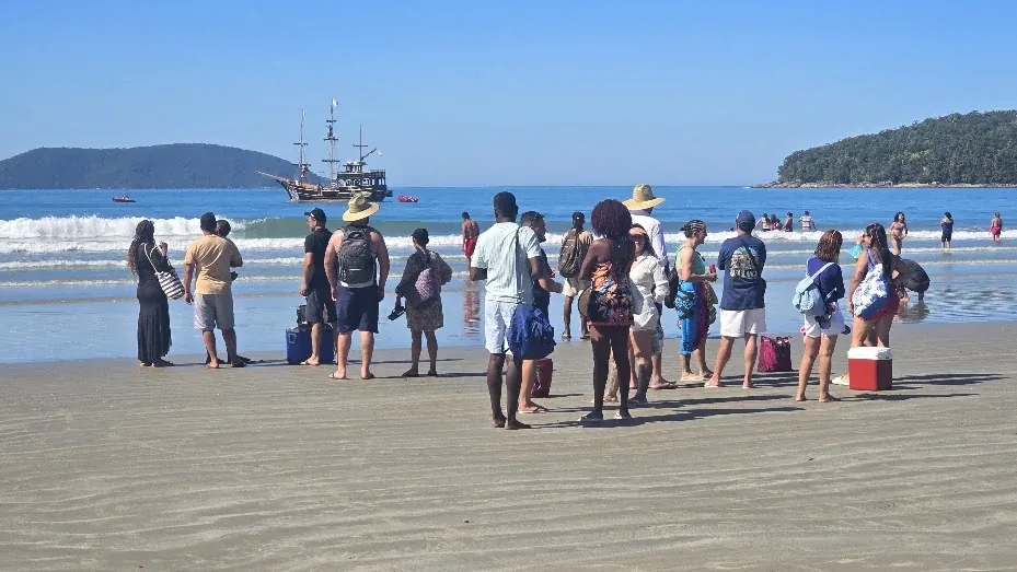 Grupo de viajantes na praia em Ubatuba